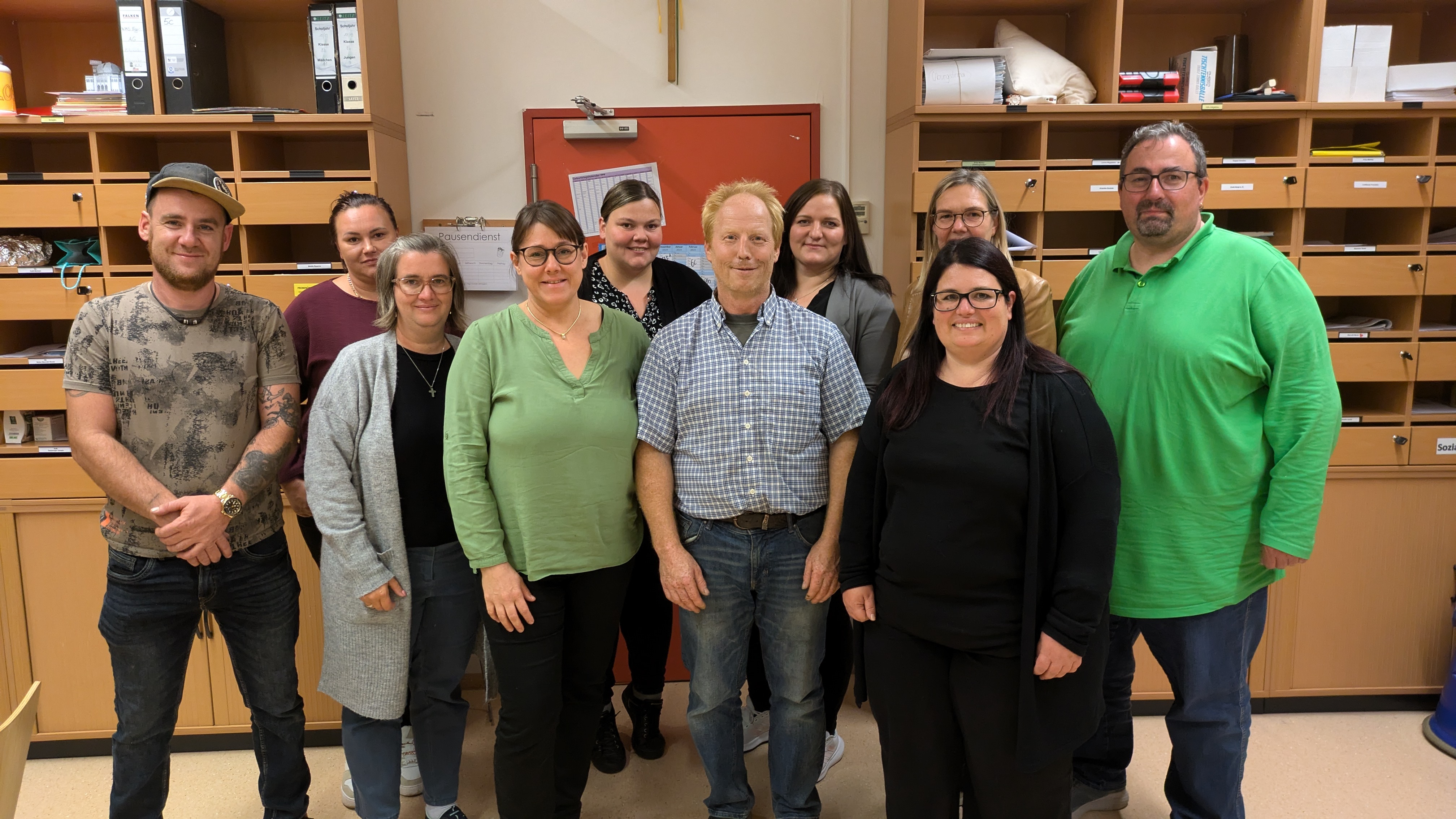 Konrektor Michael Eder (1. von rechts) mit der Vorsitzenden des Elternbeirats Veronika Lackmann (4. von links) und dem Elternbeirat der Wirtschafts-Mittelschule Eggenfelden.